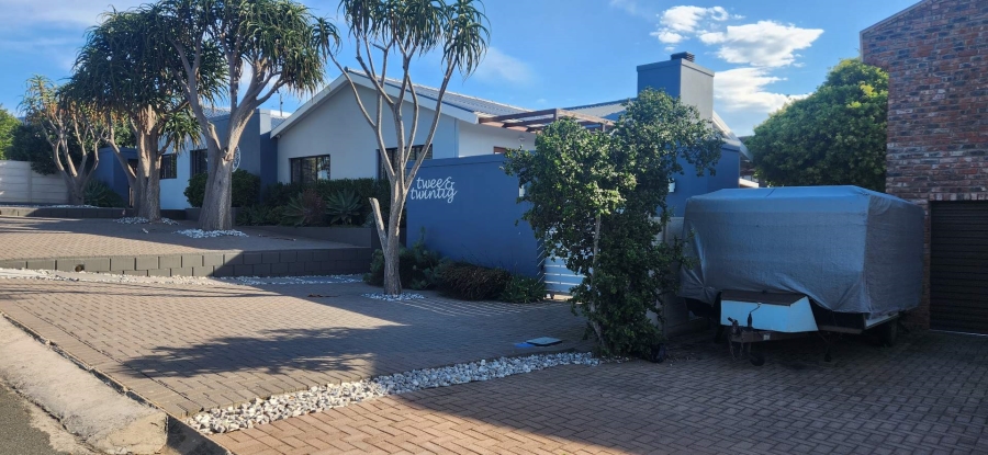 6 Bedroom Property for Sale in Fraaiuitsig Western Cape